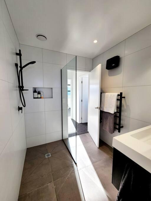 Contemporary House With Carpark * Christchurch