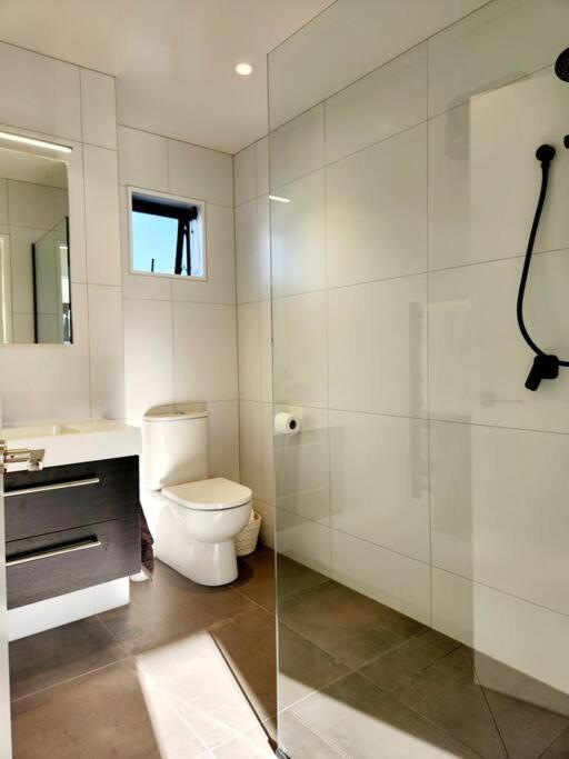 Apartment Contemporary Home With Carpark - Close To Cbd! *