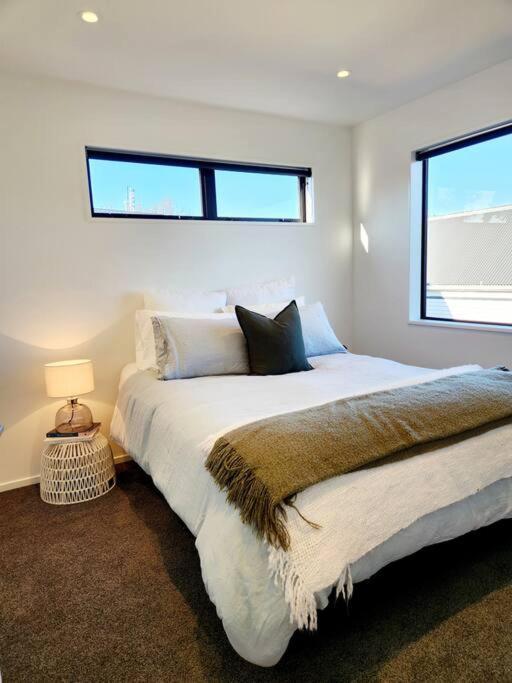 Contemporary Home With Carpark - Close To Cbd!