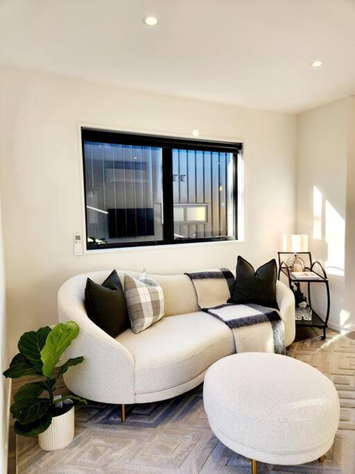 Apartment Contemporary Home With Carpark - Close To Cbd!